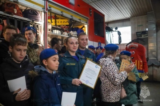 В пожарно-спасательной части №67 проведена экскурсия для подростков Солнечногорска