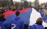 В Воронеже растянули 50-метровый триколор в честь 12-летия воссоединения Крыма с Россией