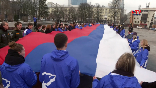 В Воронеже растянули 50-метровый триколор в честь 12-летия воссоединения Крыма с Россией
