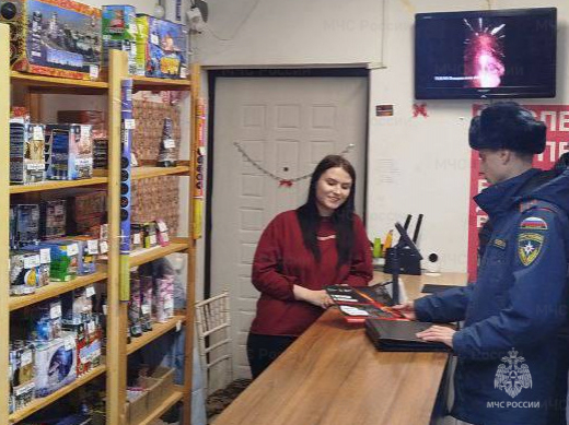 В Истре инспекторы госпожнадзора проводят профилактические рейды по местам продажи пиротехнических изделий