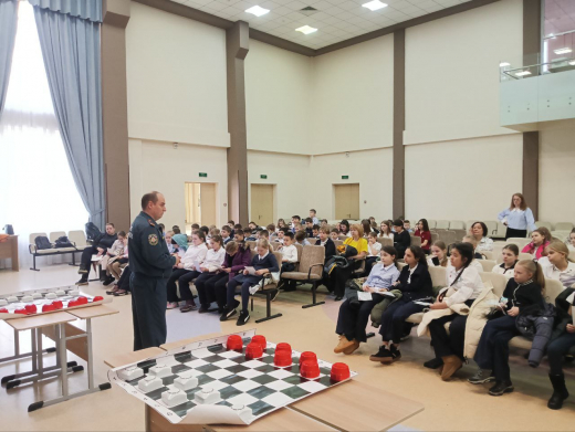 Сотрудники МЧС России провели уроки безопасности для школьников в Домодедове