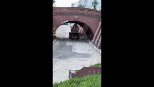 В день открытия воронежского Каменного моста под ним застрял экскаватор