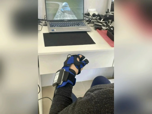 Перчатка-робот помогает воронежцам вернуть мелкую моторику