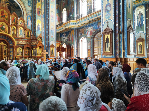 К Казанской иконе Божией Матери второй день не иссякают очереди в Воронеже: фоторепортаж