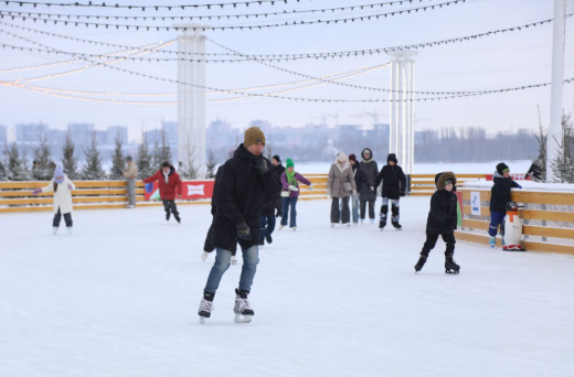 Стало известна дата закрытия катка на Адмиралтейской площади Воронежа