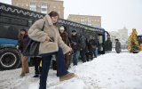 Опубликовано видео с толкающими автобус во время снегопада москвичами