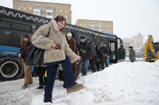 Опубликовано видео с толкающими автобус во время снегопада москвичами