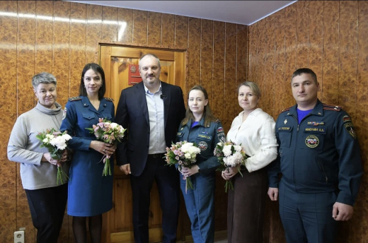 В преддверии 8 Марта руководство округов и сотрудники МЧС поздравили женщин с наступающим праздником