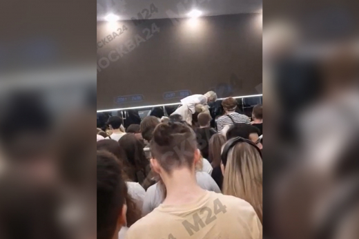 Массовая давка подростков в Москве попала на видео
