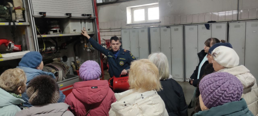 В Электростали сотрудники МЧС России провели экскурсию для участниц проекта «Активное долголетие»