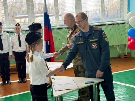 Сотрудники МЧС России напутствовали кадетов Емельяноской средней общеобразовательной школы