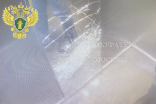 Мужчина разбил зеркало в лифте московского метро после ссоры с подругой