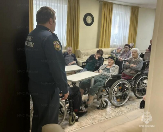 В Балашихе сотрудники МЧС провели профилактическую беседу о пожарной безопасности в пансионате для пожилых