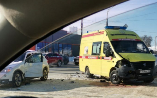 Скорая помощь столкнулась с иномаркой недалеко от БСМП в Воронеже