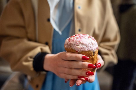 Куличи за 100 тысяч рублей начали продавать в Москве