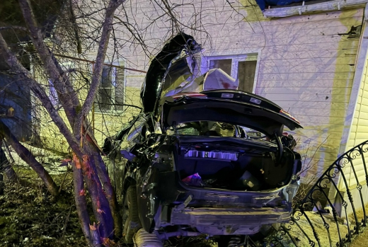 Иномарка влетела в частный дом в воронежской Бутурлиновке