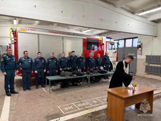 Под надежной защитой духовных сил. В Долгопрудном освятили пожарную технику и провели беседу с личным составом