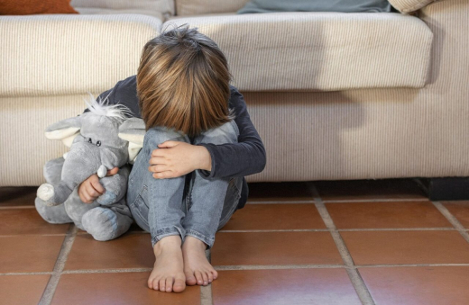 Бил пылевыбивалкой, ставил на колени, выгонял на мороз: воронежец истязал детей из-за оценок