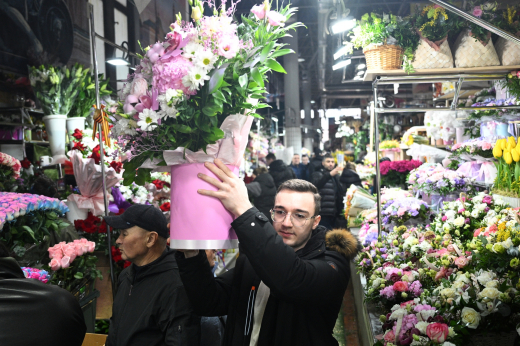 Роспотребнадзор: Выбирать цветы надо с упругими стеблями и эластичными лепестками