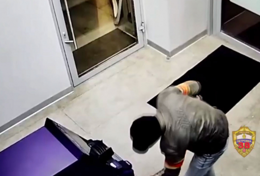 Полицейские задержали мигранта, пытавшегося ледорубом вскрыть банкомат в Москве