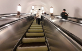 Пьяный москвич упал на пассажирку на эскалаторе в метро и сломал ей ребро