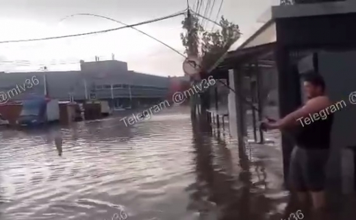 Воронежцы вышли рыбачить на затопленные улицы города