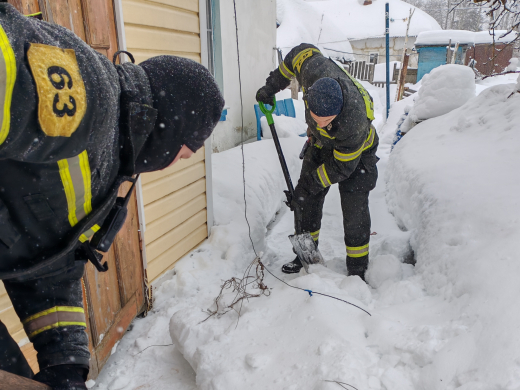В Рошале сотрудники МЧС России вызволили пенсионерку из снежного плена