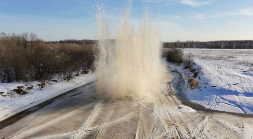 Спасатели МЧС России провели превентивные взрывные работы на реках Дубна и Сестра в Подмосковье
