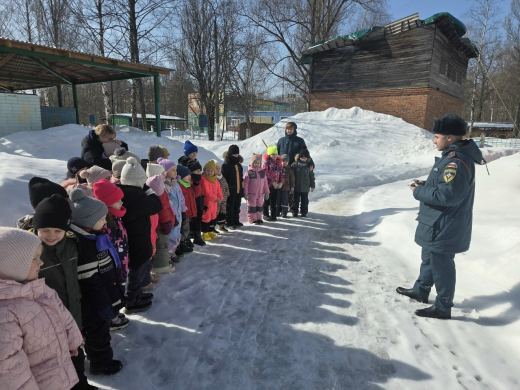 Искры, знания и подарки: сотрудники МЧС России провели урок безопасности в Ступино