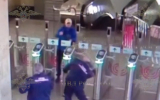 Безбилетник из Воронежа напал на охранника в московском метро