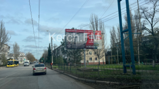 Коммунальщики Керчи борются с грязью на улице Свердлова