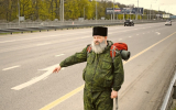 Охранник из Воронежа проехал автостопом расстояние от Земли до Луны и обратно