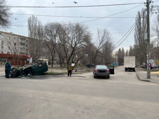 При столкновении в Воронеже перевернулся фургон: пострадала женщина