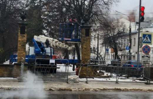 В Воронеже начали ремонт аварийной колонны на улице Кольцовской