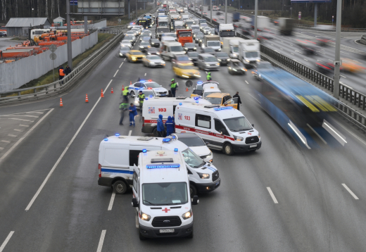 В Москве на Киевском шоссе столкнулись шесть машин, пострадал один человек