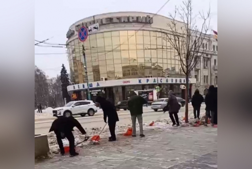 Небывалое нашествие дворников на проспекте Революции удивило воронежцев