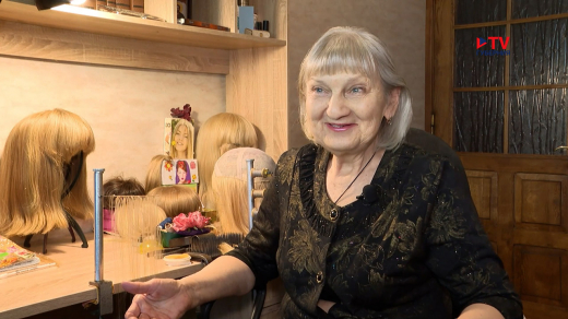 Пенсионерка бесплатно делает парики для онкобольных детей в Воронеже