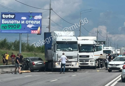 Два водителя погибли в лобовом ДТП на окружной в Воронеже