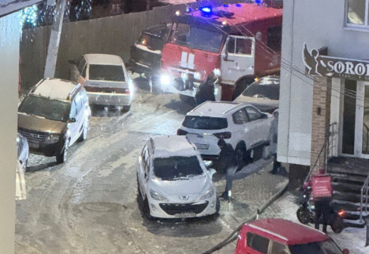 Пожарные не могли добраться до горящей машины из-за беспорядочной парковки в Воронеже