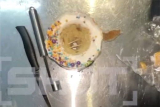 Shot: Девушка сделала кальян на куличе в Москве и была раскритикована