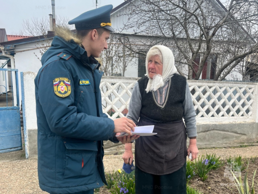 Сотрудники МЧС России проводят профилактическую работу с населением в пожароопасный сезон