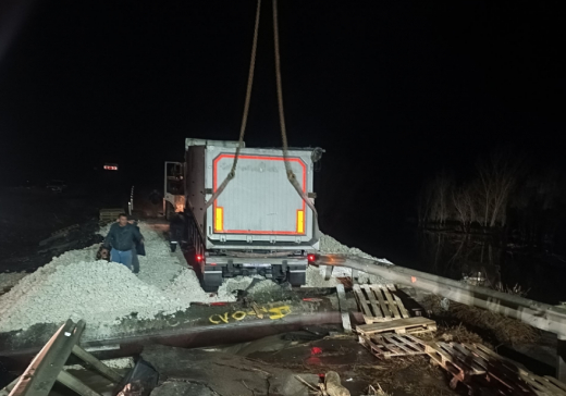 Фуру с углем эвакуировали из затопленной трассы под Воронежем