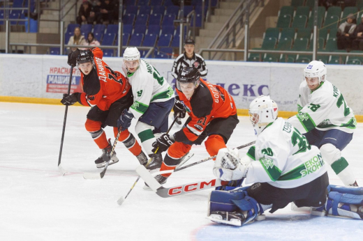 Хоккеисты из Боброва дважды проиграли на домашнем льду