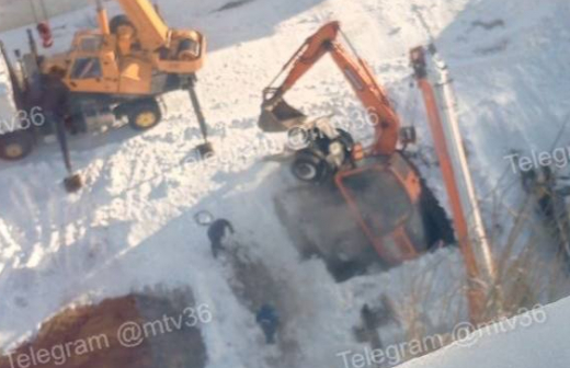 Экскаватор провалился под землю в Воронеже