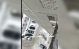Подросток разбил машину сброшенной с балкона бетонной плитой и попал на видео