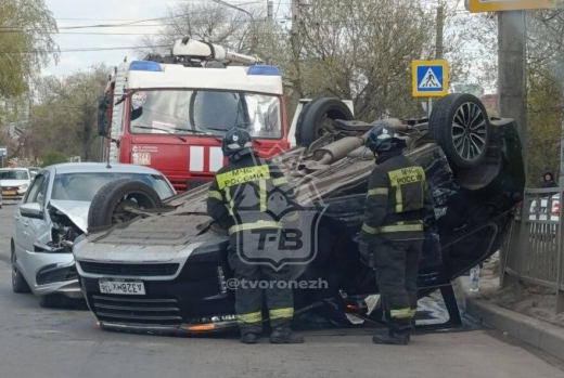 «Китаец» оказался на крыше после ДТП в Воронеже