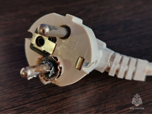 МЧС России разъясняет, почему важно проверять состояние электрических розеток и вилок