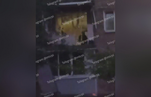 Взрыв самогонного аппарата разрушил балкон в пятиэтажке в Воронеже: пострадали двое