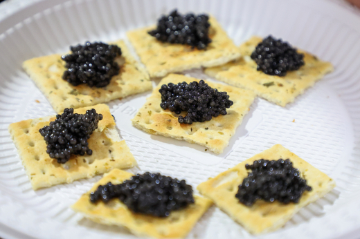 Бутерброд с черной икрой к новогодним праздникам будет стоить 656 рублей