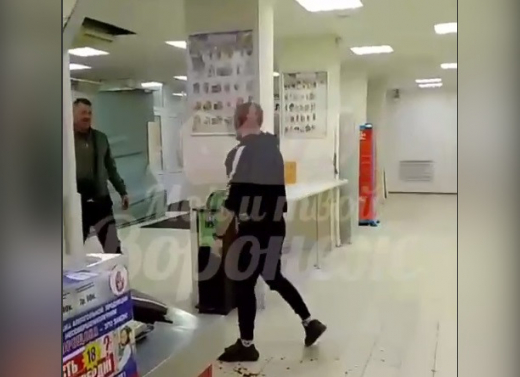 Неадекватный воронежец устроил дебош в автобусе, а позже порезал мужчину в супермаркете